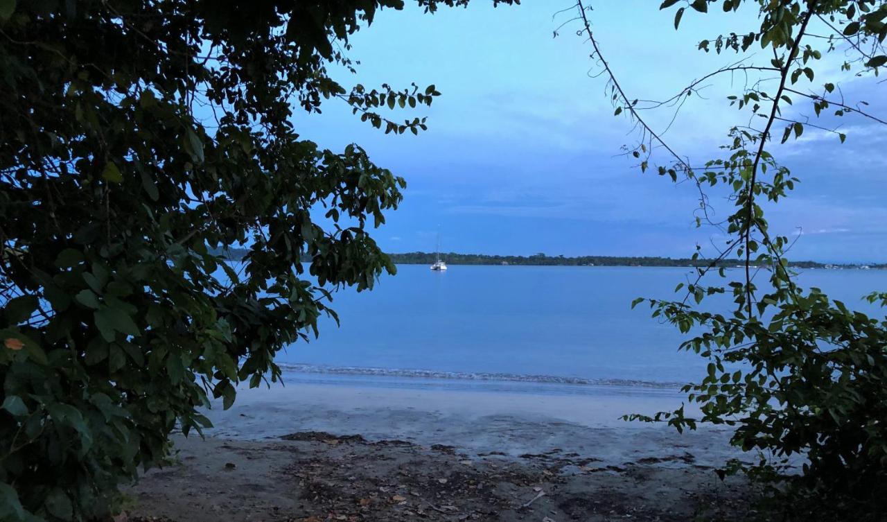 Sol Y Sombra Bed & Breakfast Bocas del Toro Exterior photo