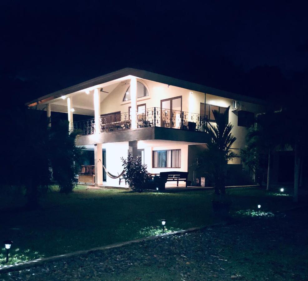 Sol Y Sombra Bed & Breakfast Bocas del Toro Exterior photo