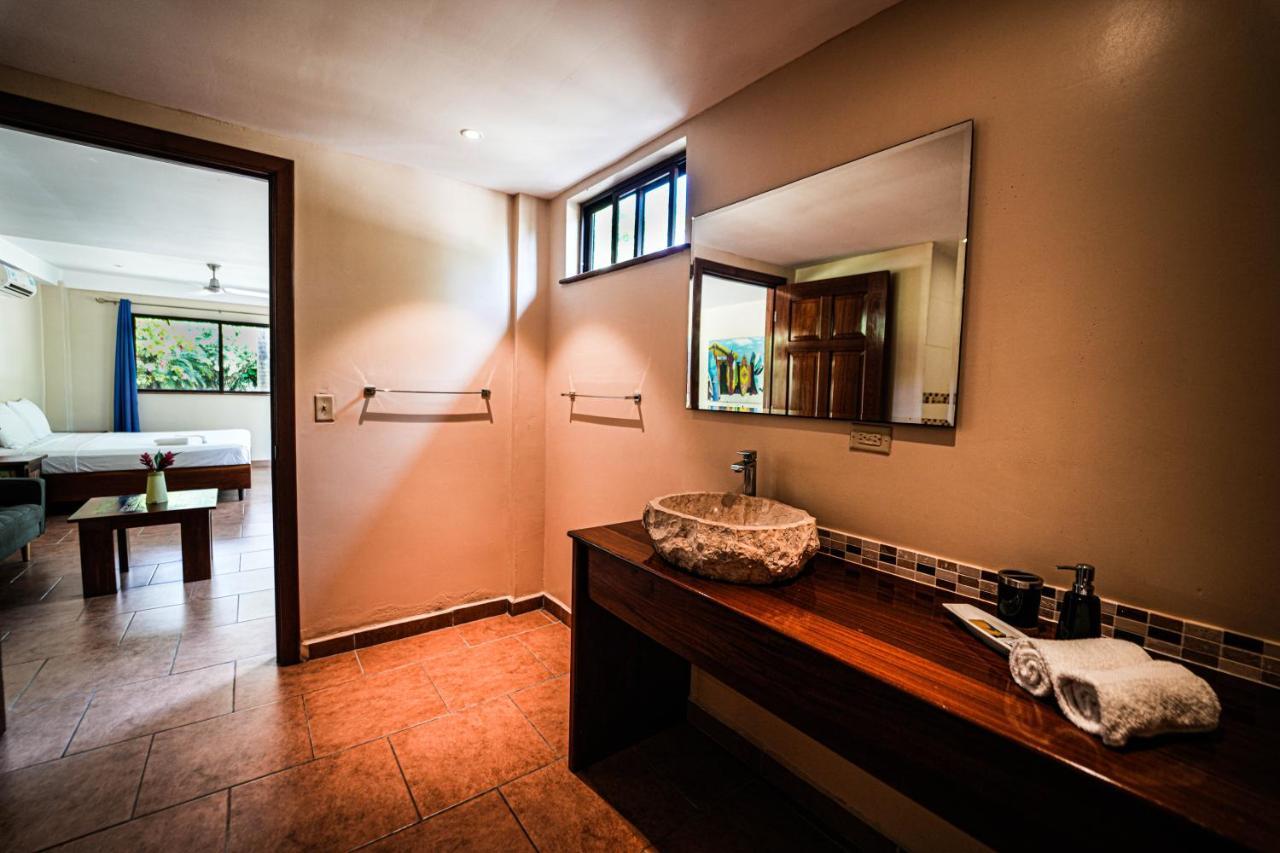 Sol Y Sombra Bed & Breakfast Bocas del Toro Exterior photo
